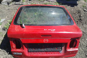 Кришка багажника зі склом Mazda 626 GF 1997-2002г.в. 5-дв хетчбек червона