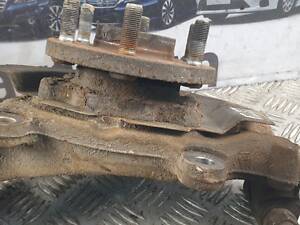Кулак поворотний передній правий 400145X00C Nissan Navara D40