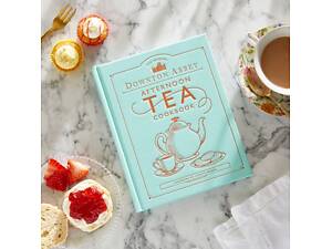 Кулінарна книга «Абатство Даунтон» для післяобіднього чаювання.