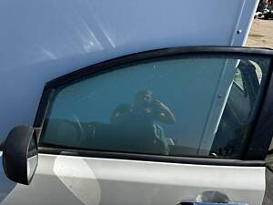 Левое стекло переднее Nissan Leaf