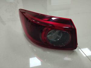 Задний левый внешний LED фонарь на Mazda 3 (BM, BN, седан, рестайлинг) 2016-2019г. - B53W51160 - MAZDA