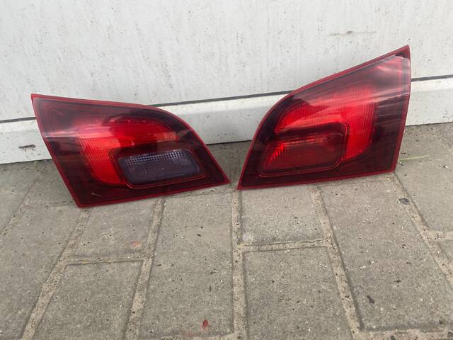 Фонарь задний правый внутренний Opel Astra J combi 2009-2015, рестайлинг, темный, оригинал, б.у., 13314055. - Фото 1