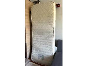 Матрац у гарному стані.