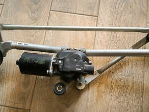 Механизм стеклоочистителя моторчик передний Nissan NV200