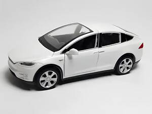 Модель автомобіля Tesla Model X90 1:32 — металева інерційна машинка з дверями, що відкриваються, капотом і багажником.
