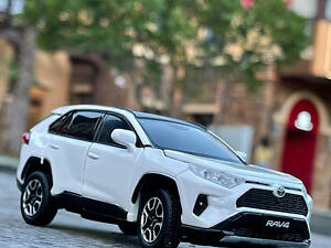 Модель автомобіля Toyota RAV4 2020 р. біла, масштаб 1:32, інерційна, світло і звук, Іграшкова модель Toyota RAV4 2020