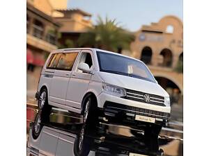 Модель автомобіля Volkswagen Multivan RESTEQ — біла металева машинка 1:32 з інерційним механізмом і світлозвуковими ефектами