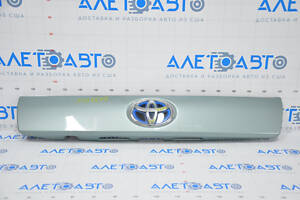 Молдинг двери багажника Toyota Prius V 12-17 с эмблемой