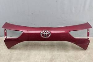 Молдинг листья накладка крышки багажника Toyota Yaris 3 XP150 (2017-2020) 76811-0DA30
