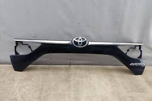 Молдинг накладка крышки багажника с эмблемой Toyota Avensis T27 T270 (2015-2018) 76811-05110 Деф. (надрыв)