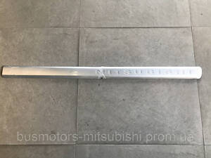 Молдинг передней правой двери Mitsubishi Pajero Sport 1996-2008 MR633838