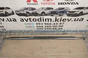 Молдинг скла двері передній правий 7571020490 Toyota Avensis T25 03-09