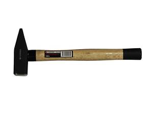 Молоток слесарный с деревянной ручкой и пластиковой защитой у основания (600г)