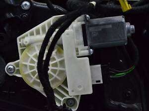 Мотор стеклоподъемника с картой в сборе перед лев Mercedes GLC X253 16- A2537206303 A2139069901