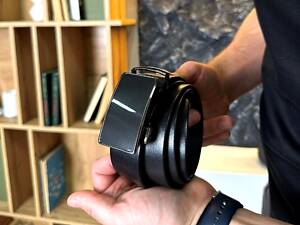 Мужской кожаный ремень с пряжкой автомат