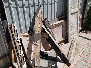 На дрова старі двері, віконні рами, дошки.