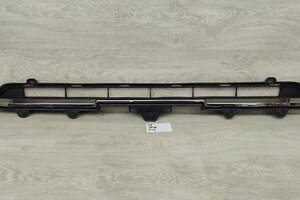 Накладка хром решітка переднього бампера центральна Toyota Land Cruiser J300 (2021-) 53112-60470 Деф. (тріщина)