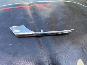 Накладка люверса верхняя правая Tesla Model X 1049610-00-F