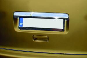 Накладка над номером (1 дверь, нерж) Прямая без надписи, Carmos - Турецкая сталь. для Volkswagen Caddy 2010-2015 гг