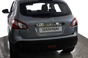 Накладка над номером (нерж.) С кнопкой, Carmos - Турецкая сталь для Nissan Qashqai 2010-2014 гг