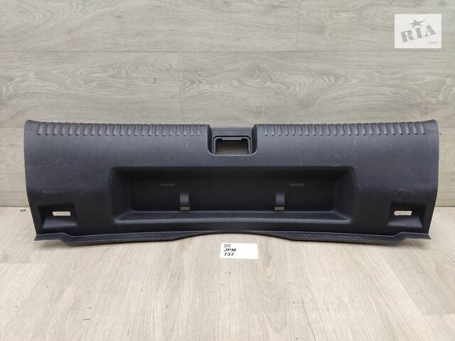 Накладка обшивка замка крышки багажника внутренняя VW Jetta A6 (2011-2014) 5C6863459