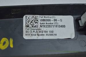 Накладка передней стойки правая средняя Tesla Model 3 18- черн 1086306-00-G