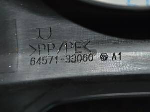 Накладка петлі багажника права Toyota Camry v50 12-14 чорна 64571-33060