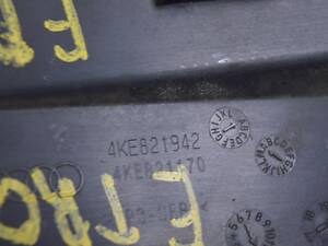 Накладка підкапотна права задня Audi E-Tron (Q8) GEN 18- 4KE821942A