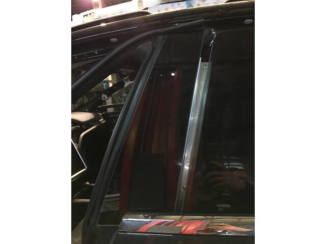Накладка стойки B наружная правая (стекло) Tesla model S REST 1092307-00-G б.у