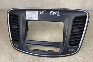 Накладка торпедо Chrysler 200 14-16 UF 2.4 ED6 2015 (б/у)