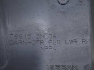 Накладка центральной стойки нижняя правая Nissan Leaf 18- черная 76935-5SA0A