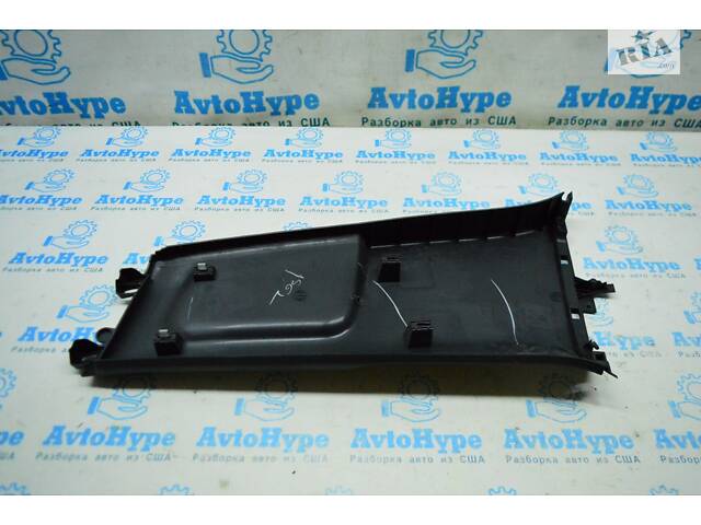 Накладка центральной стойки нижняя правая VW Jetta 11-18 USA черн 5C6-867-291-82V