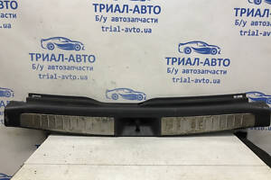 Накладка задньої панелі Toyota Avensis T25 2.2 DIESEL 2ADFTV 2003 (б/у)