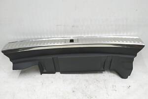 Облицовка задней панели багажника под замок Audi E-tron 4KE863471