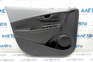 Обшивка двери карточка передняя левая Hyundai Kona 18-21 с накладкой, серая, царапины