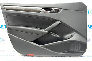 Обшивка двери карточка передняя левая VW Passat b8 16-19 USA черная с темно-серой накладкой под дерево, трещины в крепле