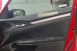 Обшивка двери карточка передняя правая Honda Civic X FC 16-21 4d тряпка черная с черной вставкой, затерта