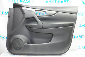 Обшивка двери карточка передняя правая Nissan Rogue 14-20 черн с черн вставкой пластик, молдинг графит глянец, подлокотн