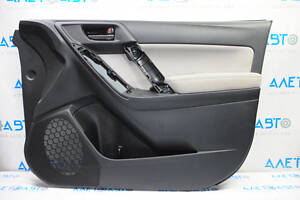 Обшивка двери карточка передняя правая Subaru Forester 14-18 SJ черн с серой вставкой тряпка, подлокотник тряпка, без на