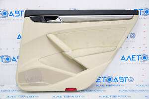 Обшивка двери карта задняя правая VW Passat b8 16-19 USA беж, под чистку, слом креп, дефект кожи