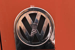 Обводка заднего логотипа (нерж) для Volkswagen Caddy 2004-2010 гг
