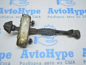 Обмежувач дверей зад прав Toyota Avalon 05-12 68630-AC020