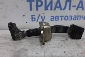 Ограничитель двери задний левый Mitsubishi Outlander 1 2.4 2001 (б/у)