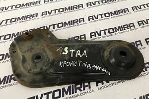 Кронштейн переднего подрамника правый Opel Astra J 13266388