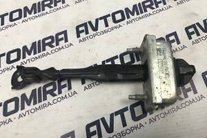 Обмежувач передніх дверей Opel Astra J 2009- 13270665