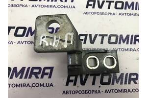 Петля дверей передніх правих нижня Opel Corsa D HB 5дв. 2006-2014 13180568