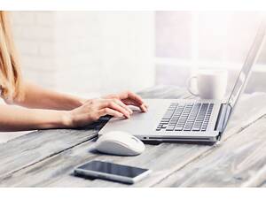 Оператор чату за ПК чи ноутбуком