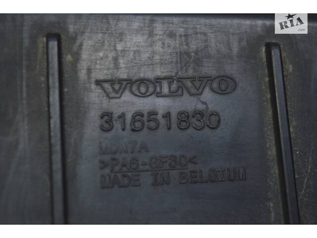 Опора радіаторів (накладка телевізора) верхня Volvo S90 16-31651830