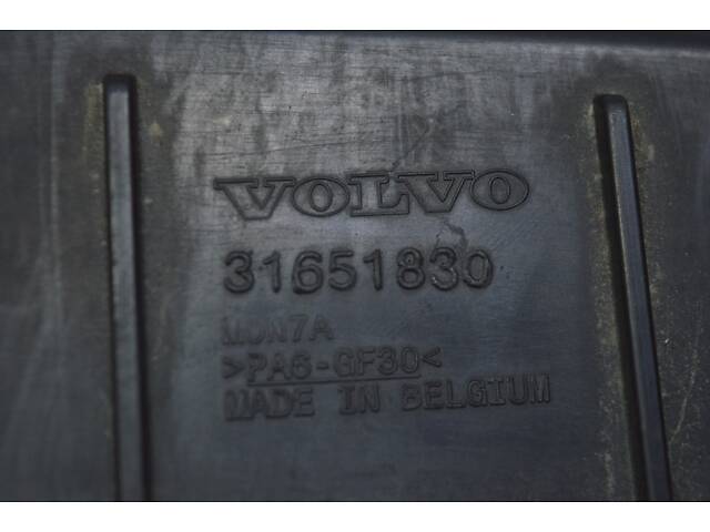 Опора радіаторів (накладка телевізора) верхня Volvo S90 16-31651830