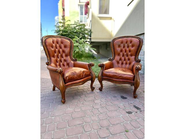 Пара крісел. В стилі бароко. Італійські ?? Каркаси дерев'яні, обшивка шкіряна, в сидіннях пірʼя. Шкіра має сліди використання - - Фото 1